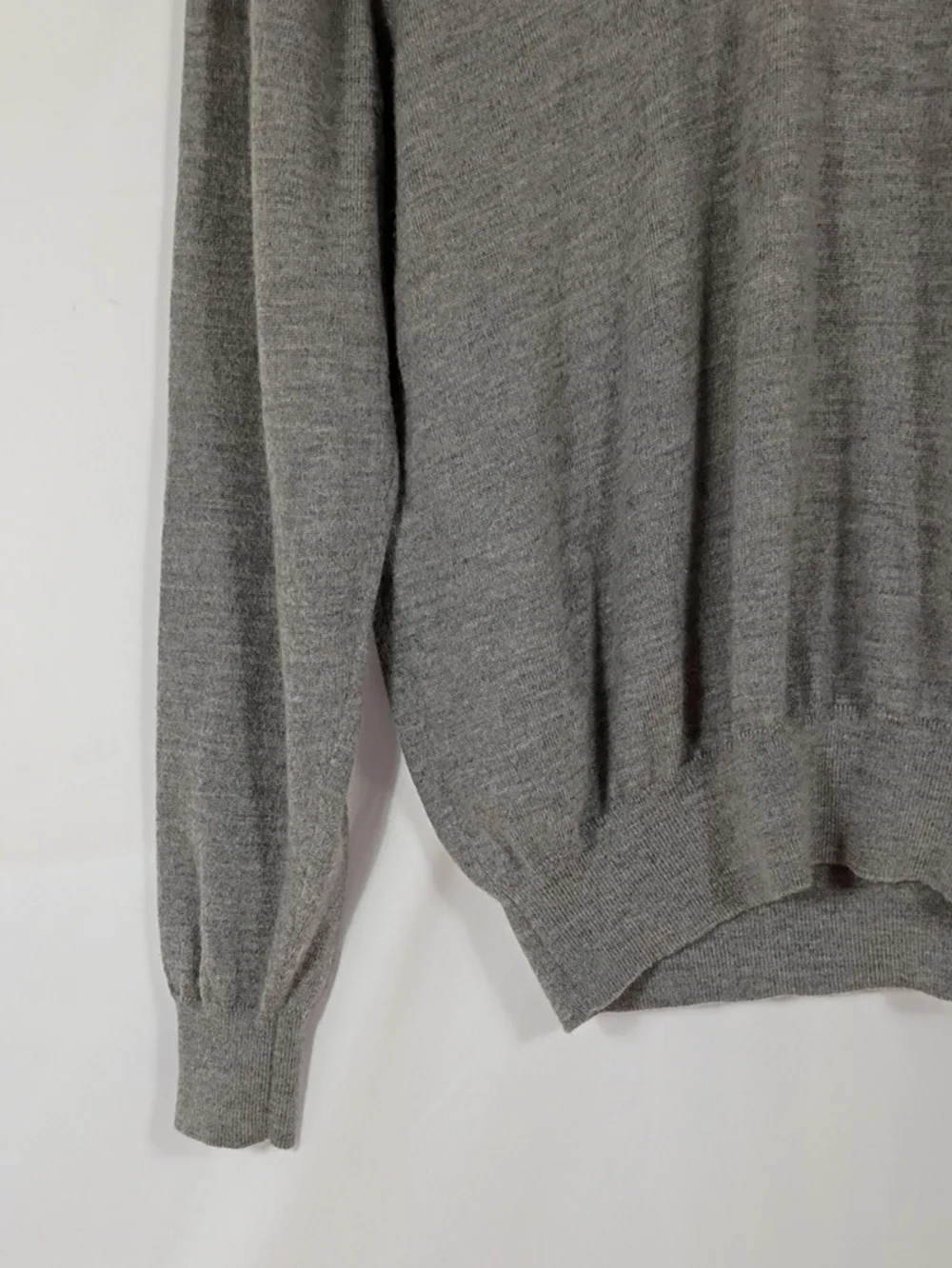 EUC Donald Ross Mens Medium Gray Golf V Neck Marino Wool Pullover Sweater Logo